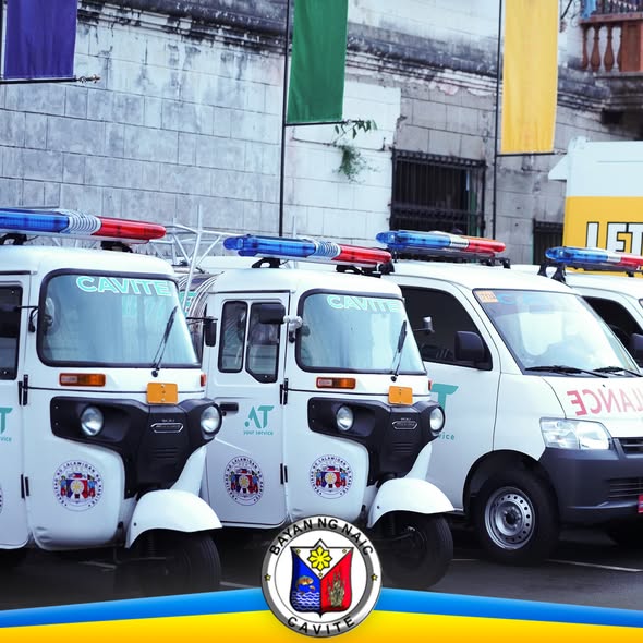 Mga ambulansiyang tricycle at van na nakaparada, may markang CAVITE at seal ng Bayan ng Naic