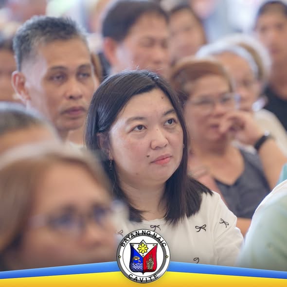 Mga dumalo sa pagpupulong ng mga public market vendors habang nakikinig sa mga talakayan sa Naic, Cavite