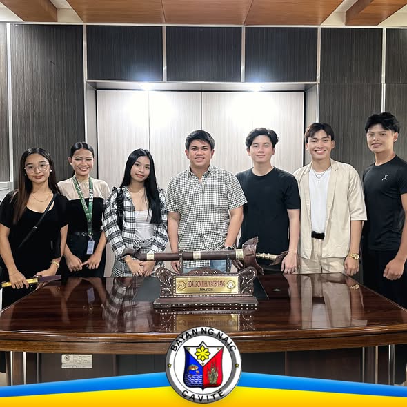 Mga kalahok ng Rajah at Prinsesa Kalikasan Cavite 2025 mula sa Naic, nakapose sa opisina ng Punong Bayan