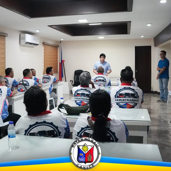 Mga miyembro ng CAMIATRANSCO na nakikinig sa pulong sa opisina ng Bayan ng Naic
