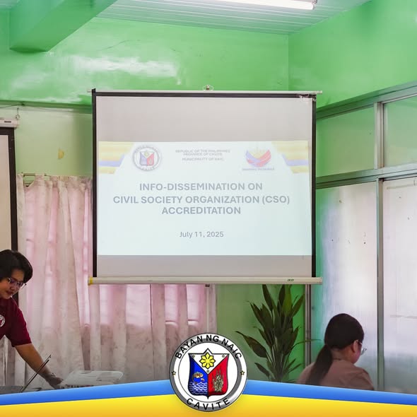 Litrato: Info-dissemination sa CSO Accreditation sa Naic, Hulyo 11, 2025, may slide sa projector at mga dumalo