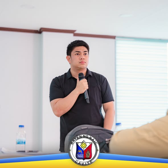Lalaking nagsasalita gamit ang mikropono sa Executive Briefing 2025 ng Municipality of Naic