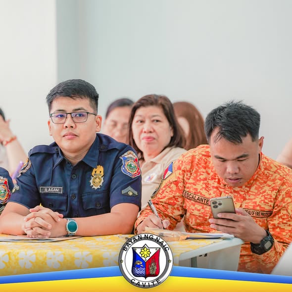 Mga kalahok sa Executive Briefing 2025, may pulis na naka-uniporme at taong nagsusulat sa mesa