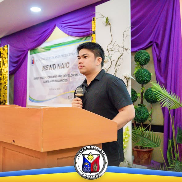 Seminar ng MSWD Naic para sa mga guro ng daycare; isang tagapagsalita na may mikropono sa podium