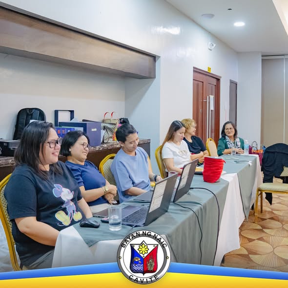 Mga guro na nakaupo sa mahabang mesa habang nakikinig sa seminar sa hotel conference room, Naic