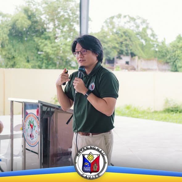 Tagapagsalita na may mikropono habang nagbibigay ng pagsasanay sa life-saving skills sa labas ng gusali