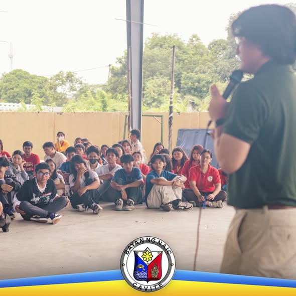 Pagsasanay sa life-saving skills ng MDRRMO Naic para sa mga estudyante sa covered court