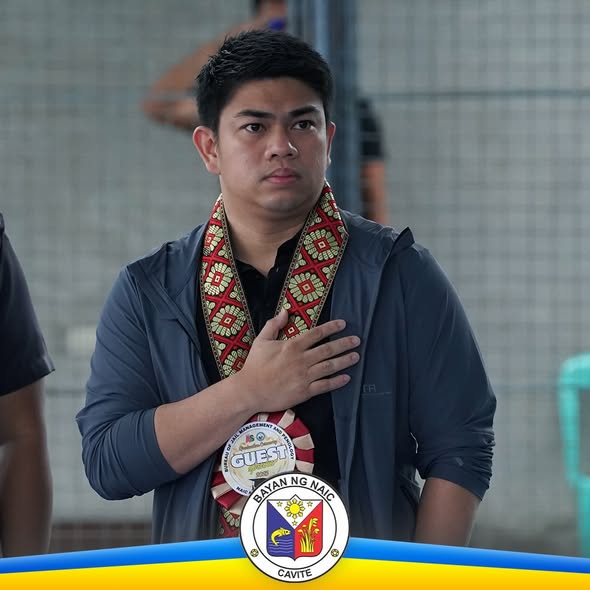Panauhing pandangal na nakatayo at nakalagay ang kamay sa dibdib habang nasa seremonya sa loob ng pasilidad
