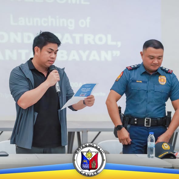 Paglulunsad ng Ronda Patrol, Bantay Bayan: lalaking nagsasalita sa mikropono habang may pulis na nakatayo sa tabi