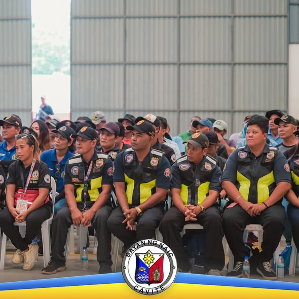 Mga boluntaryo na naka-uniporme habang nakaupo sa programang Ronda Patrol, Bantay Bayan sa Naic