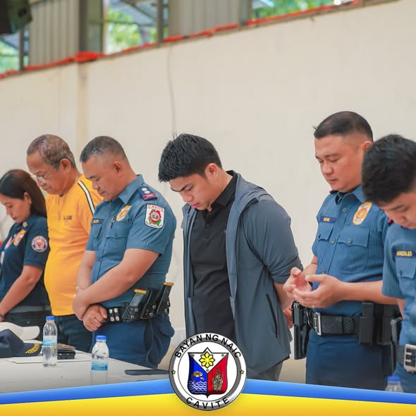 Mga pulis at boluntaryo na nakayuko ang ulo sa panalangin habang nagsisimula ang programang Ronda Patrol