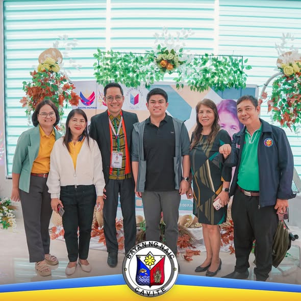 Grupo ng mga kalahok na nagpapose sa harap ng backdrop na may bulaklak sa 2025 Division Convergence sa Naic