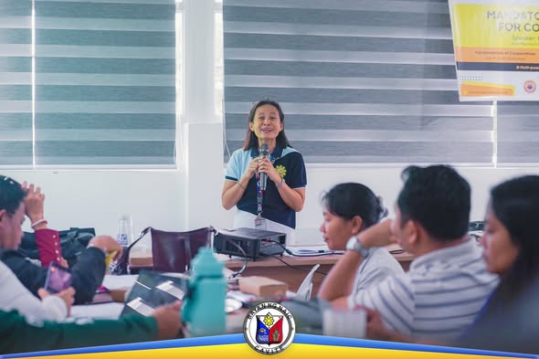 Tagapagsalita habang nagsasalita sa harap ng mga kalahok sa Mandatory Training for Cooperatives sa Sabang