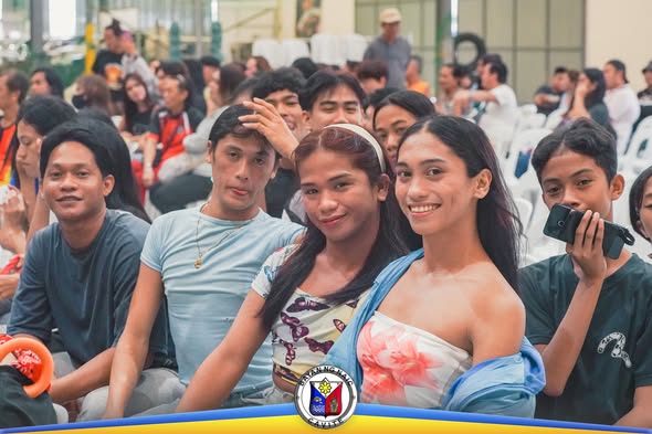 Mga dumalo sa pagpupulong ng LGBT Pilipinas One Naic habang nakikinig at nakangiti sa loob ng hall