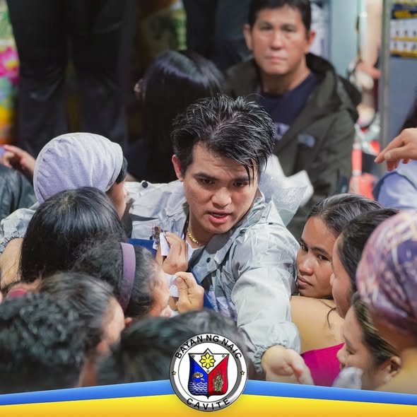 Mga tao na nagtitipon at tumatanggap ng tulong habang may namamahagi sa gitna ng maraming tao