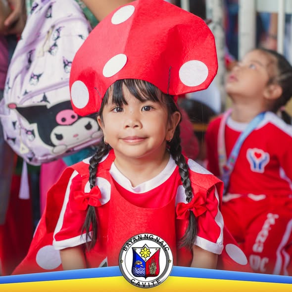 Batang nakasuot ng kostyum na kabute sa Nutrition Month celebration ng mga daycare children sa Naic