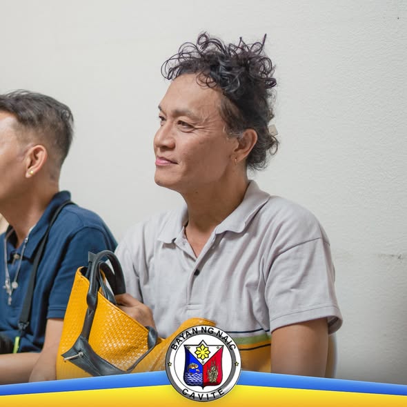 Mga taong nakaupo sa courtesy call sa loob ng opisina sa Naic, Cavite