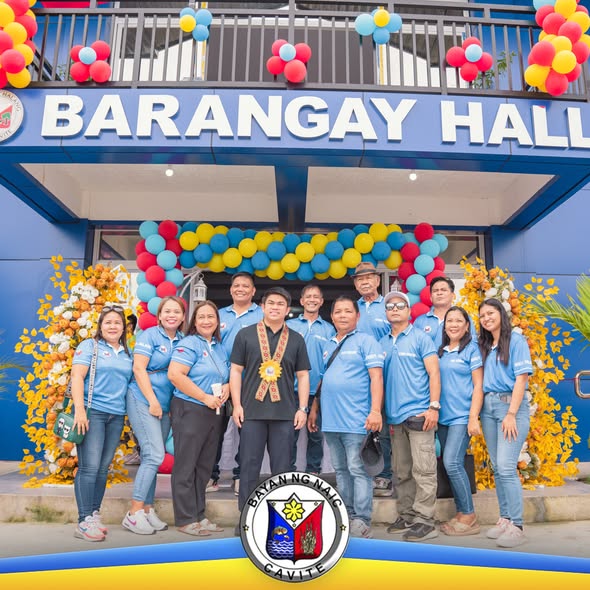 Grupo ng mga opisyal at kawani sa harap ng bagong Barangay Hall ng Halang pagkatapos ng pinasinayaan