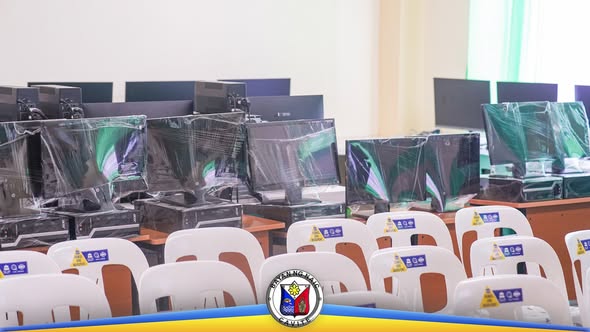 Mga bagong desktop computer na nakabalot sa plastik sa loob ng silid-aralan sa Naic