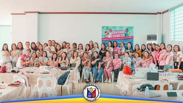 Grupo ng mga kalahok sa orientation ng Bakuna Eskwela sa Naic, nagpapicture sa loob ng silid-pulungan