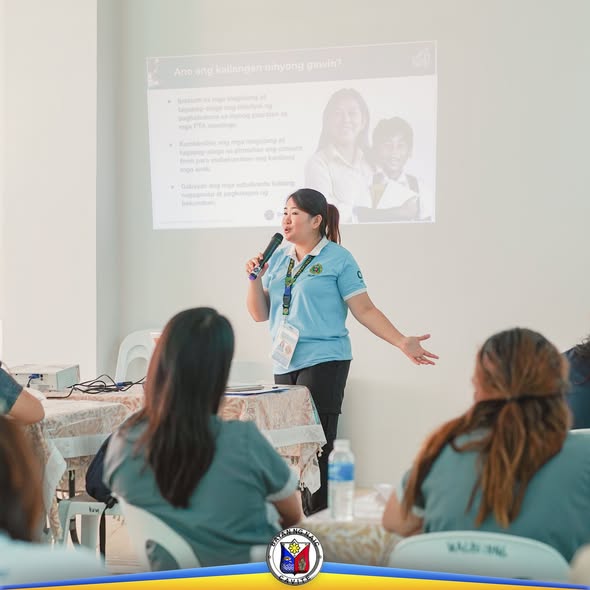 Mga kalahok sa orientation ng Bakuna Eskwela habang nagpapaliwanag ang tagapagsalita sa harap ng projector screen.