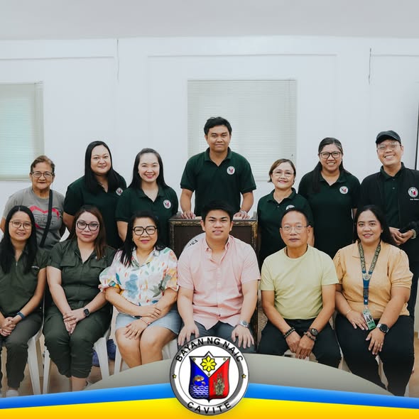 Grupo ng mga kalahok sa Third Quarter Local Health Board Meeting ng Naic sa loob ng silid