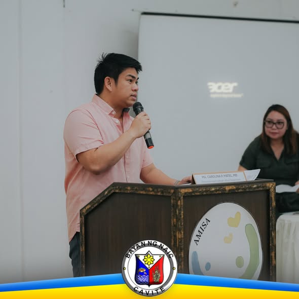 Lalaking nagsasalita sa mikropono sa podium ng Third Quarter Local Health Board Meeting sa Timalan Concepcion, Naic