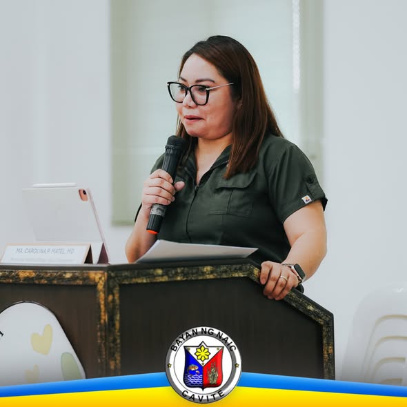 Babaeng nagsasalita sa mikropono sa podium habang nagpupulong ang Local Health Board ng Naic