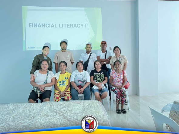 Grupo ng mga miyembro ng SLP habang nasa financial literacy seminar sa isang silid sa Naic