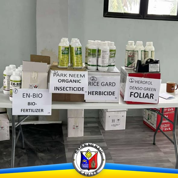 Mga agricultural inputs na nakalatag sa mesa: bio-fertilizer, organic insecticide, herbicide at foliar