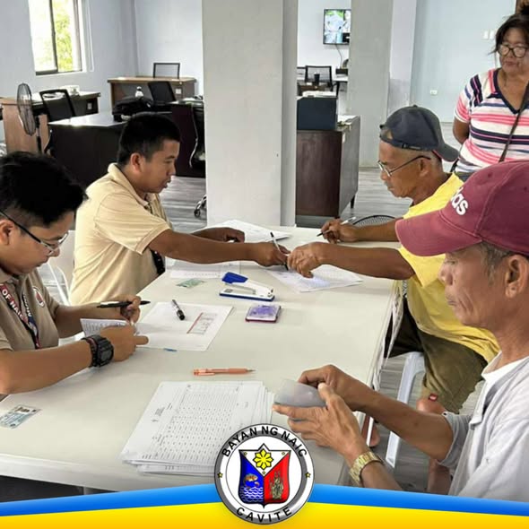 Mga magsasaka habang pumipirma ng mga papeles para sa pamamahagi ng agricultural inputs sa Naic