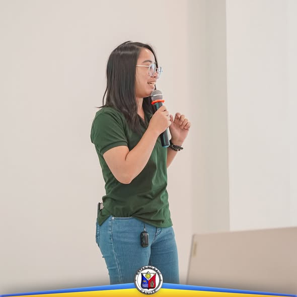 Isang babaeng nagsasalita sa mikropono habang nagbibigay ng talumpati sa Girl Child Week Celebration 2025, Naic