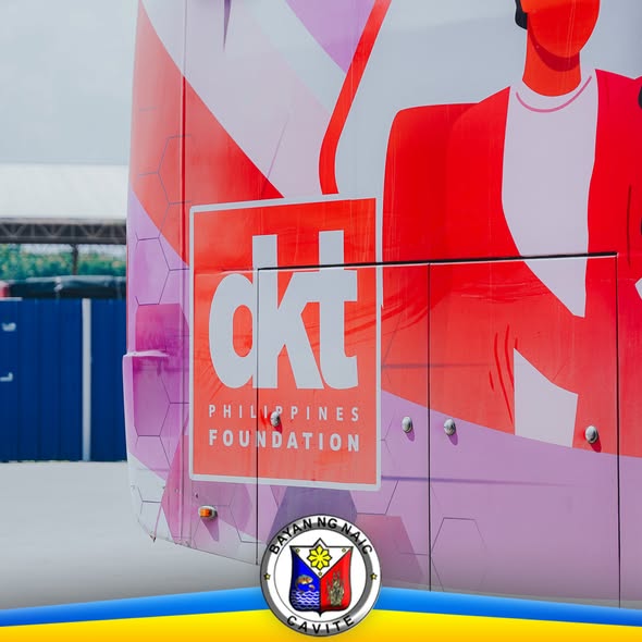 Logo ng DKT Philippines Foundation sa gilid ng sasakyan, kasama ang selyo ng Bayan ng Naic, Cavite