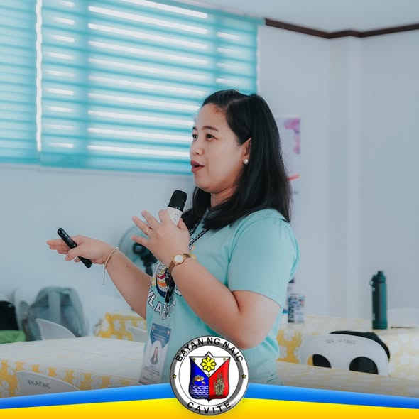 Babaeng nagsasalita sa mikropono habang nagbibigay ng talakayan sa National Family Planning Month sa Naic