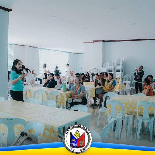 Mga dumalo sa Family Planning Caravan na nakaupo at nakatayo sa loob ng hall sa Naic