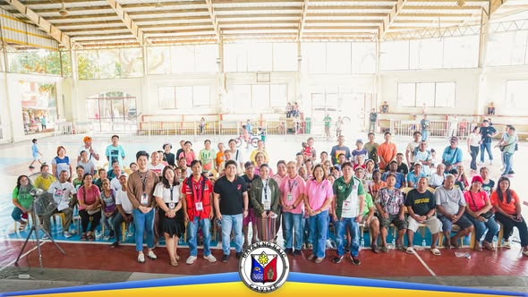 Grupo ng mga miyembro ng SLP Associations na nagpose sa covered court para sa Seed Capital Fund, Naic