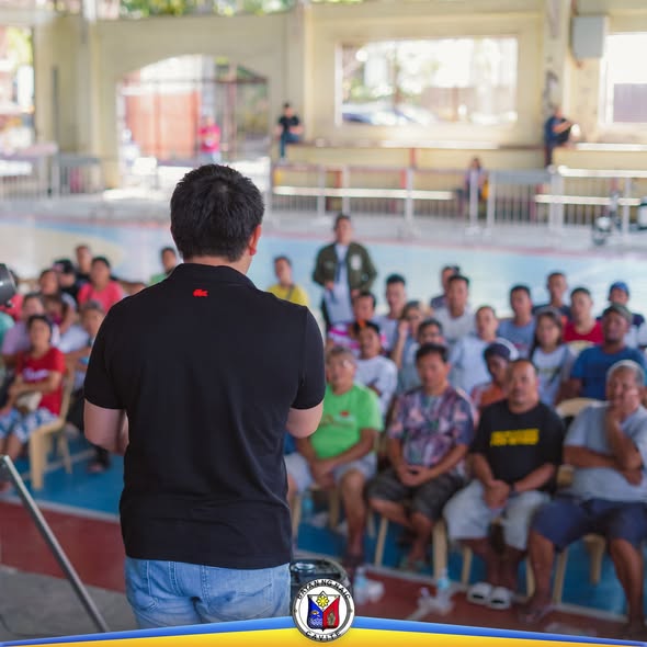 Tagapagsalita sa harap ng mga miyembro ng SLP Associations habang nagbibigay ng talakayan sa covered court