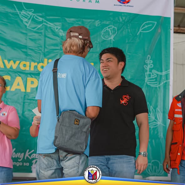 Mga kalahok sa SLP na tumatanggap ng binhing puhunan sa entablado sa Naic, Cavite
