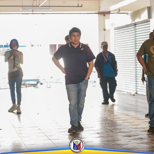 Mga tao naglalakad sa loob ng Naic Public Market habang binibisita ang palengke