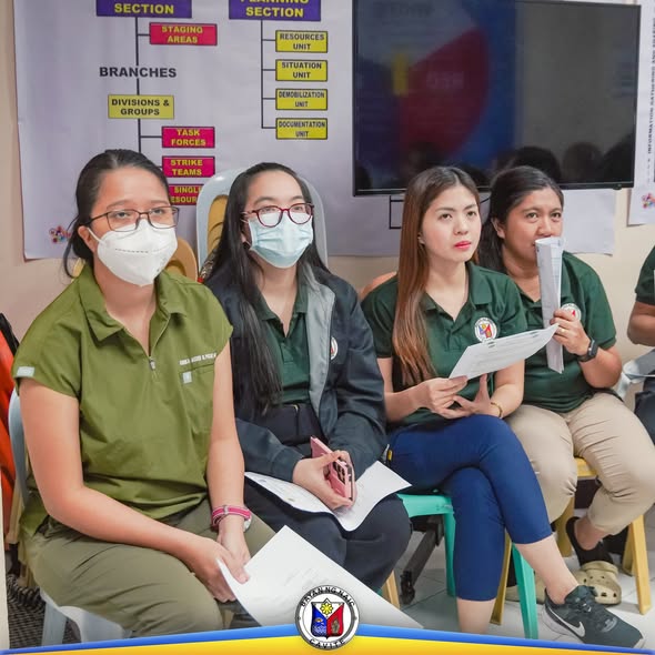 Mga healthcare worker na nakaupo at nakikinig sa Basic Life Support training sa Naic RHU