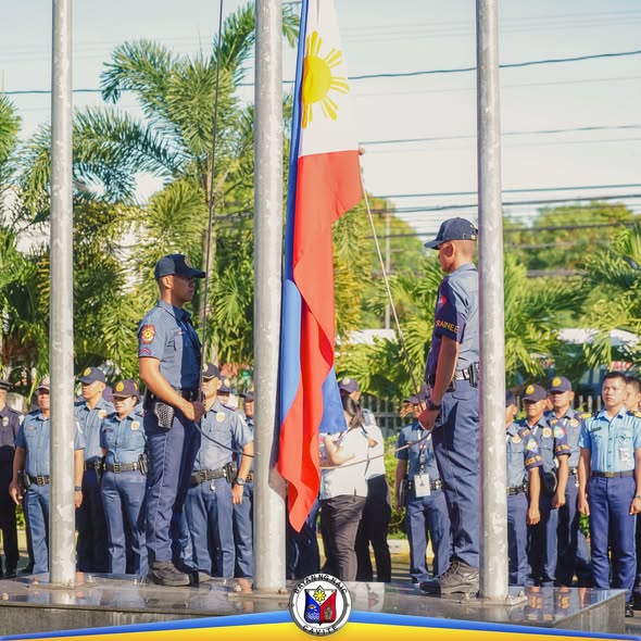 Flag raising ceremony sa Naic kasama ang mga kawani at tauhan habang itinataas ang watawat ng Pilipinas