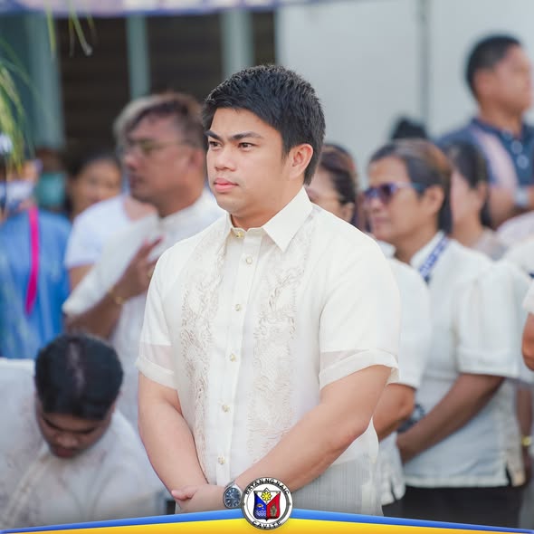 Flag Raising Ceremony sa Naic: nakatayo ang mga kalahok na naka-barong habang nagbibigay-galang sa watawat