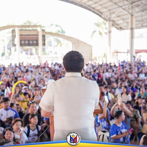 Isang opisyal na nagsasalita sa harap ng malaking crowd sa covered court ng Naic Sports Festival 2025