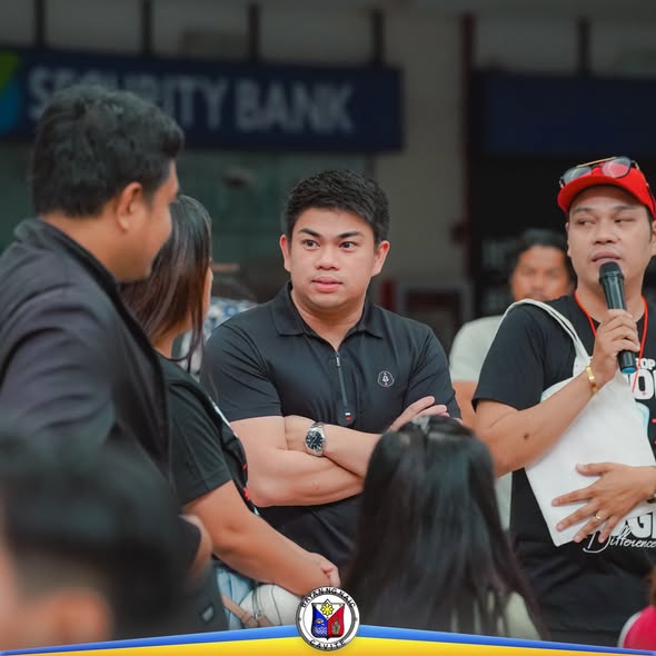 Litrato: Lalaking nagsasalita gamit ang mikropono sa harap ng grupo sa bloodletting activity ng Naic