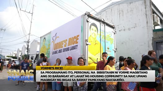 Trak ng Yorme's Rice na may mga tao sa kalsada ng Naic habang namamahagi ng bigas sa mga residente