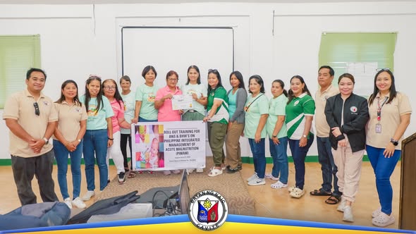 Mga kalahok sa PIMAM roll out training sa Naic, may hawak na banner sa loob ng silid-aralan
