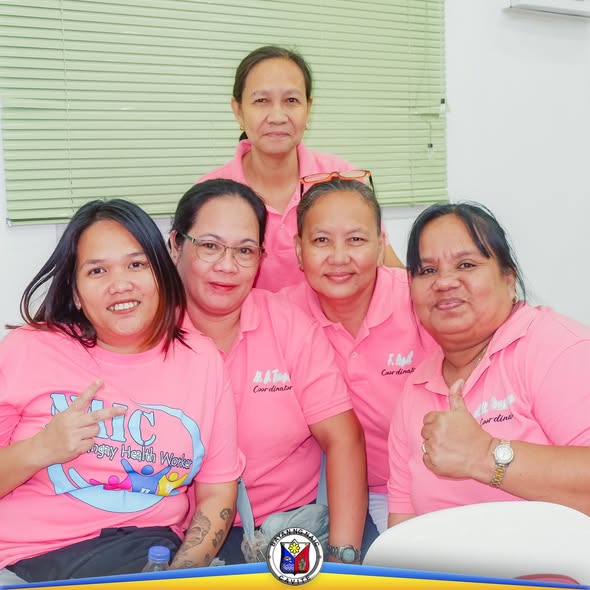 Apat na health worker na naka-pink na polo habang nakangiti sa training ng PIMAM sa Naic