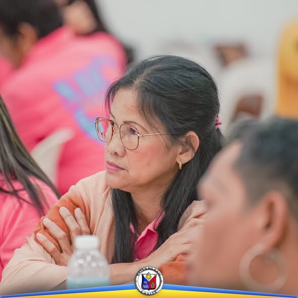 Babaeng kalahok na nakikinig nang mabuti sa training ng PIMAM sa loob ng silid