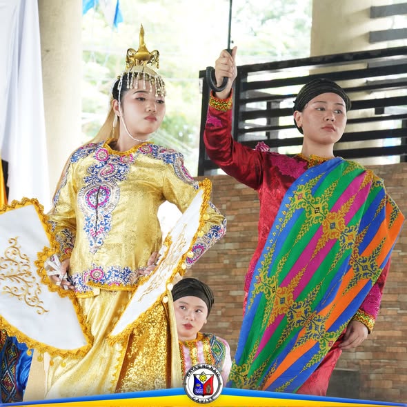 Mga mananayaw na naka-tradisyonal na kasuotan habang nagtatanghal sa Buwan ng Wikang Pambansa sa Naic