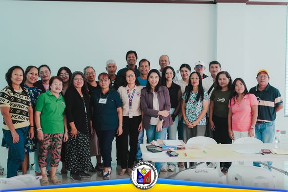 Grupo ng mga kalahok sa training workshop sa accounting para sa mga opisyal ng kooperatiba sa Naic